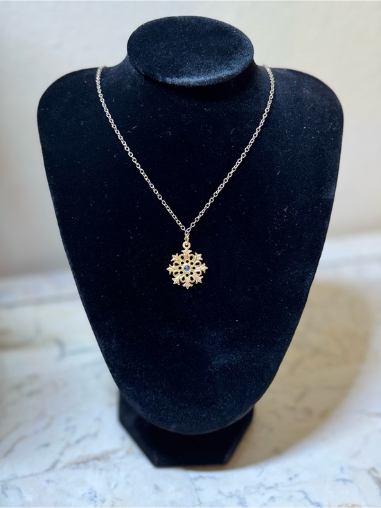 Jewelry - Gold Snowflake Pendant Necklace